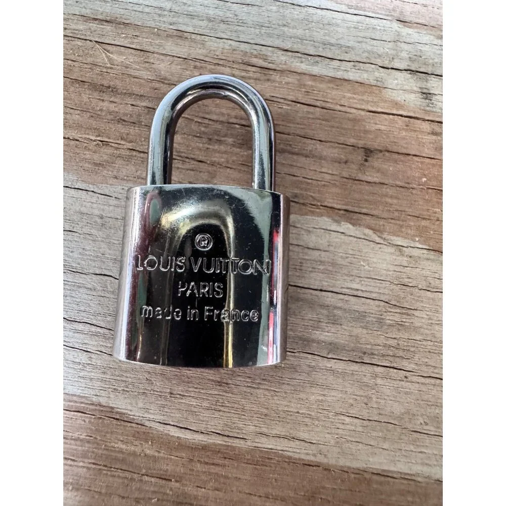 Louis Vuitton Paris Silver Padlock Keyhole No. 318 Made In France - Picture 2 of 7